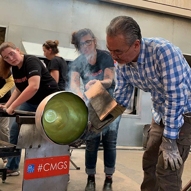 ChryslerMuseum's tweet image. Hiroshi Yamano is back in the Perry Glass Studio today. This morning he worked on a bowl and this afternoon he’s planning to work on an octopus. If you can, swing by and watch for a bit. (They’ll be taking a lunch break from 1:30-2:30ish.). #CMGS #Visiti… ift.tt/2K4hfOH