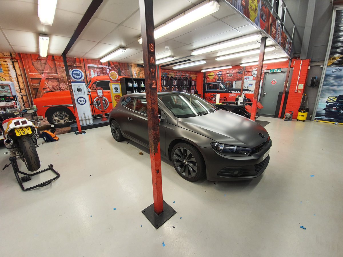 Pwf diamond black, so much better than matt or satin black!
#paintisdead #wrappingcars #wrappedcars #carwraps #bossdog