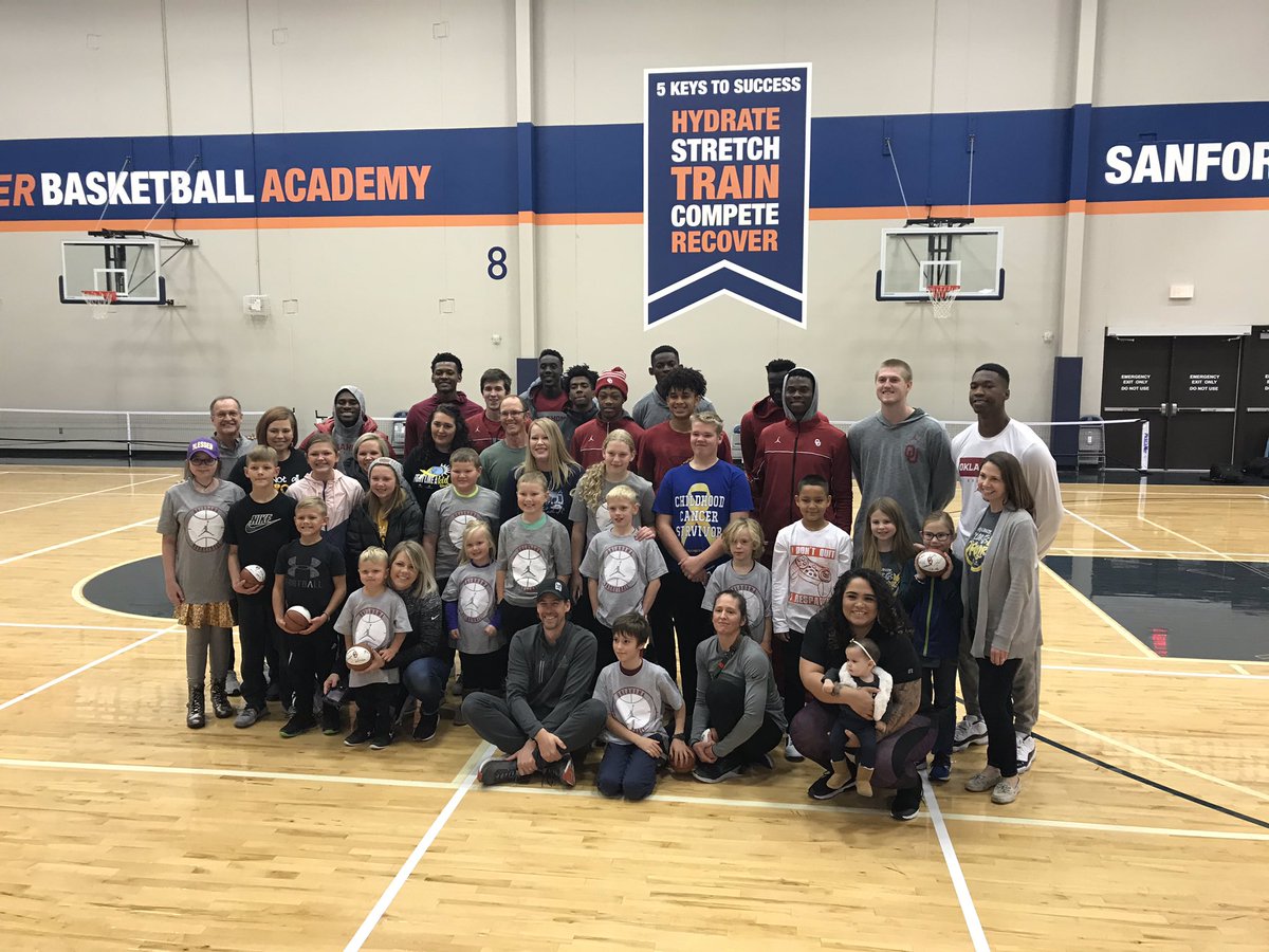 sanford_complex's tweet photo. It was an unforgettable morning as @OU_MBBall and @GopherMBB met with some Cure Kids Cancer families at their game-day shootarounds. Tremendous thanks to @LonKruger @CoachPitinoMN and @CoachesvsCancer. #SanfordSports https://t.co/8U7Czhbvjc