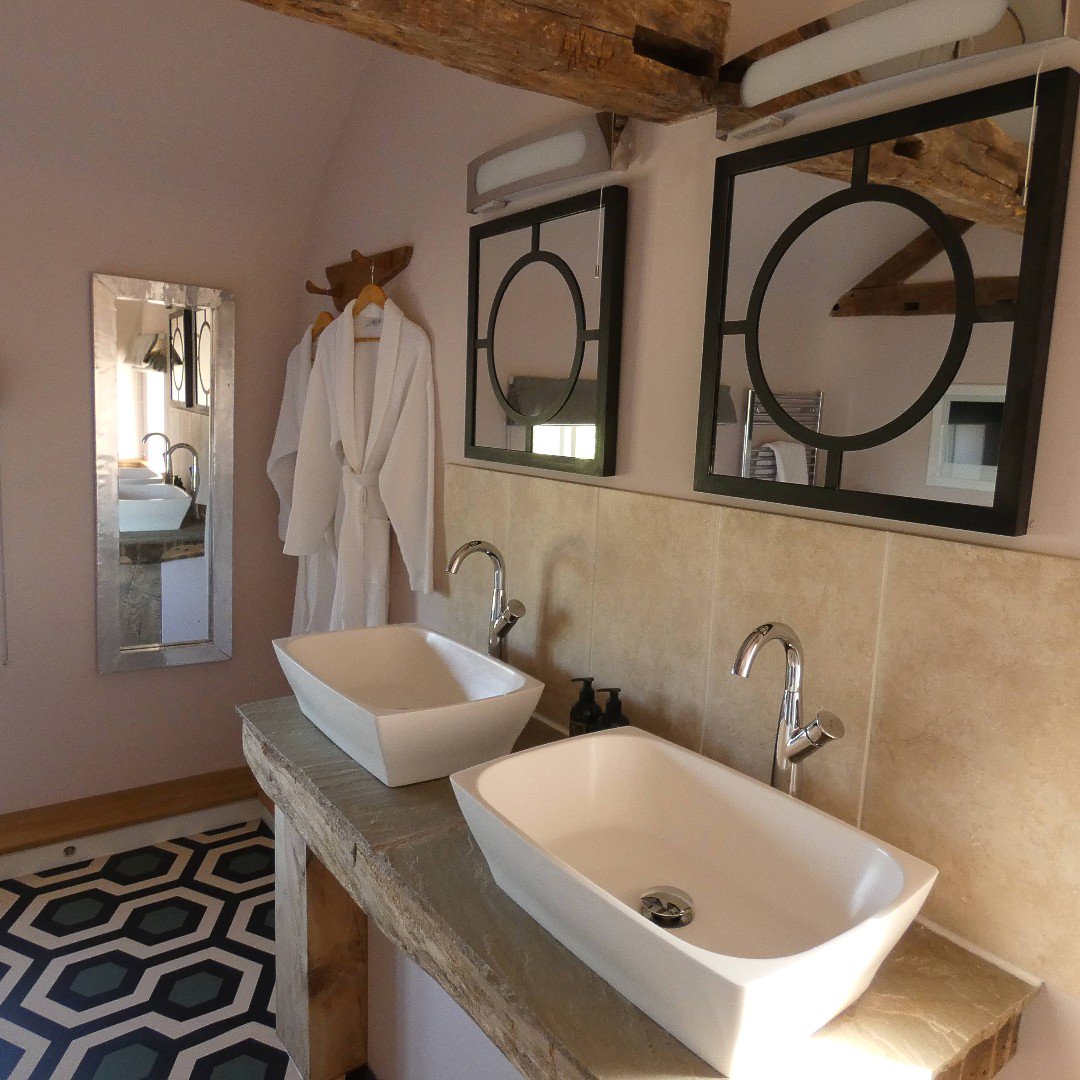 BrinsopCourt's tweet photo. In Wood Cottage - the bathroom flooring was the inspiration for the whole interior design.
https://t.co/o0l1sivVoM
#holiday #cottage #interiordesign #interiors #selfcateringcottage #holidaycottage#selfcateringaccommodation #staywithus #luxury #staycation #statementflooring https://t.co/5WpaYxVmfr