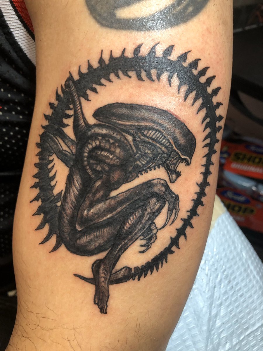 Just got this amazing Xenomorph tattoo. Thank you to Andres from Ink  Society Tattoo in El Paso, TX. He killed it! https://t.co/cFTsApknZA, image size:900x1200