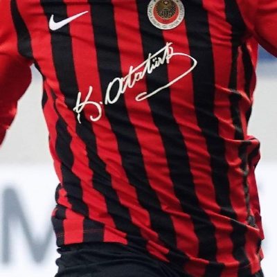 Bugün Kayserispor'la oynadıkları ve 2-1 galip geldikleri Süper Lig maçına futbolcularını K.Atatürk imzalı forma ile çıkaran Gençlerbirliği Kulübü yöneticilerini yürekten kutluyor ve alkışlıyorum.
#10Kasım