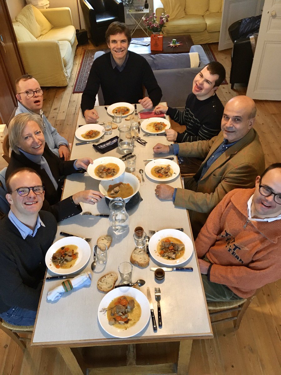 Merci à Madame la Ministre, <a href="/s_cluzel/">Sophie Cluzel 🇨🇵🇪🇺</a>, d'être venue rendre visite aux colocataires de Diadème! Merci de votre simplicité et du cadeau que vous leur avez fait en acceptant de rejoindre leur table! 
#Handicap #Inclusion #Trisomie21 #Diadème