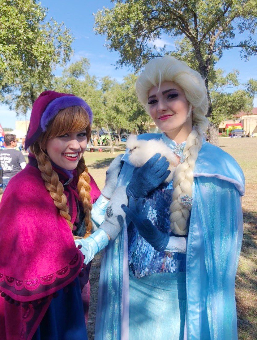 Bethany_Becker's tweet photo. Anna, Elsa, and Snow the chicken think you should come hang out with Bethany at #BackPorchDraftHouse TONIGHT, Saturday, Nov 9th, from 7-10pm and TOMORROW, Sunday, Nov 10th, come stuff your face at #AustinMacAndCheeseFestival ๐ง from 11am-3:30pm!!! https://t.co/uzdIYO9n9F ๐๐ https://t.co/UE9abs8hUA