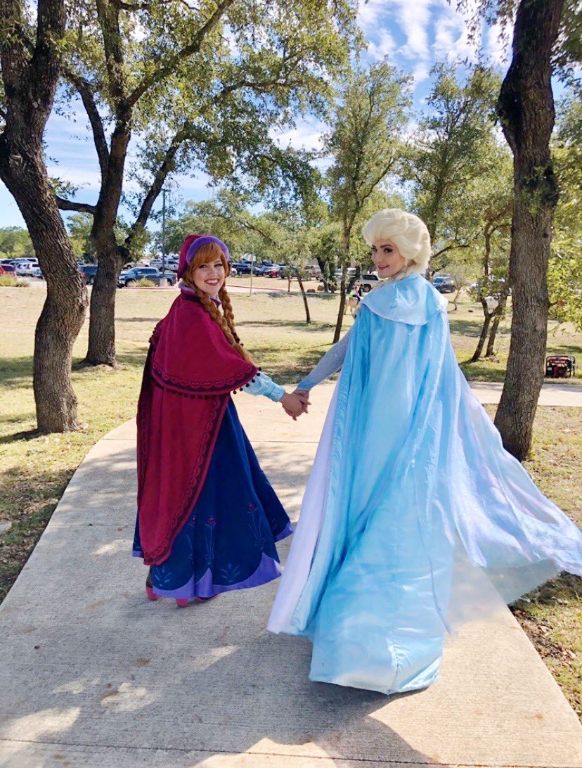 Bethany_Becker's tweet photo. Anna, Elsa, and Snow the chicken think you should come hang out with Bethany at #BackPorchDraftHouse TONIGHT, Saturday, Nov 9th, from 7-10pm and TOMORROW, Sunday, Nov 10th, come stuff your face at #AustinMacAndCheeseFestival ๐ง from 11am-3:30pm!!! https://t.co/uzdIYO9n9F ๐๐ https://t.co/UE9abs8hUA