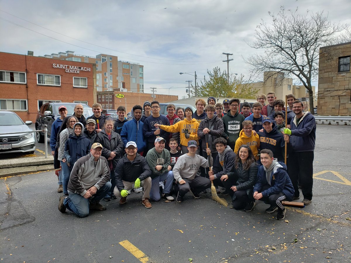 SIHSRowing's tweet photo. An important day for our rowers and their families as we helped The Metanoia Project get set up in a new space for this winter. Fitting that we had 100 volunteers, as they serve about that many homeless people on any given night. #AMDG https://t.co/jdYB7MckmZ