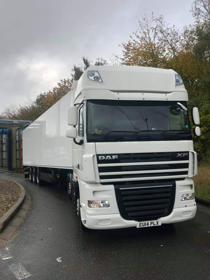 LyonsHaulage's tweet photo. #truckwash #daf #schmitz https://t.co/Ip9hkRSpc2