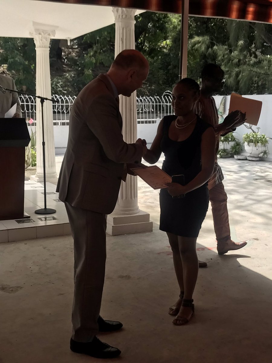 Toutes nos félicitations aux jeunes lauréats de la 5ème édition du concours “Prix jeune journaliste d’Haïti”. L’Ambassade du 🇨🇦 est fière de s’être associée à l’@OIFfrancophonie en 🇭🇹 et autres partenaires dans le cadre de ce concours et souhaite beaucoup de succès aux gagnants!
