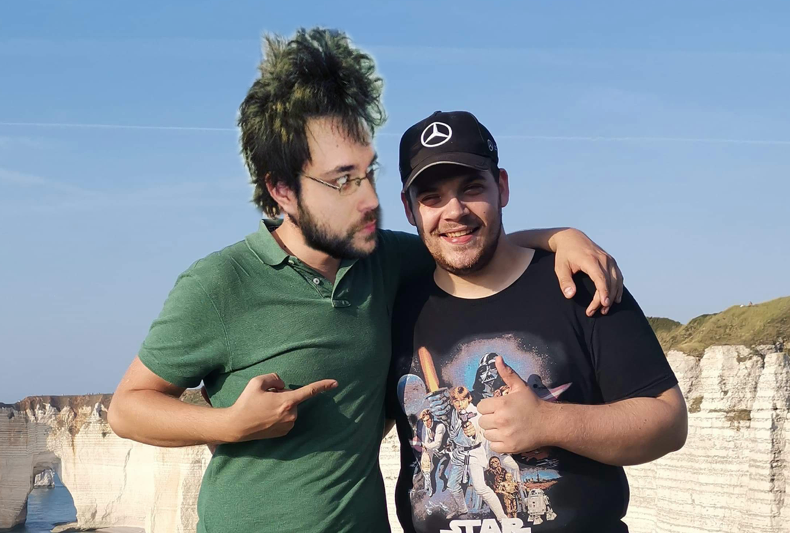 PQuentin14's tweet photo. J'ai pris une photo avec le poto @MrAntoineDaniel.
Des bonnes grosses barres à Etretat avec José le pêcheur. #Bananes #MortdeLOL
cc @KL_Lefebvre98 https://t.co/HofFnYw6Mj