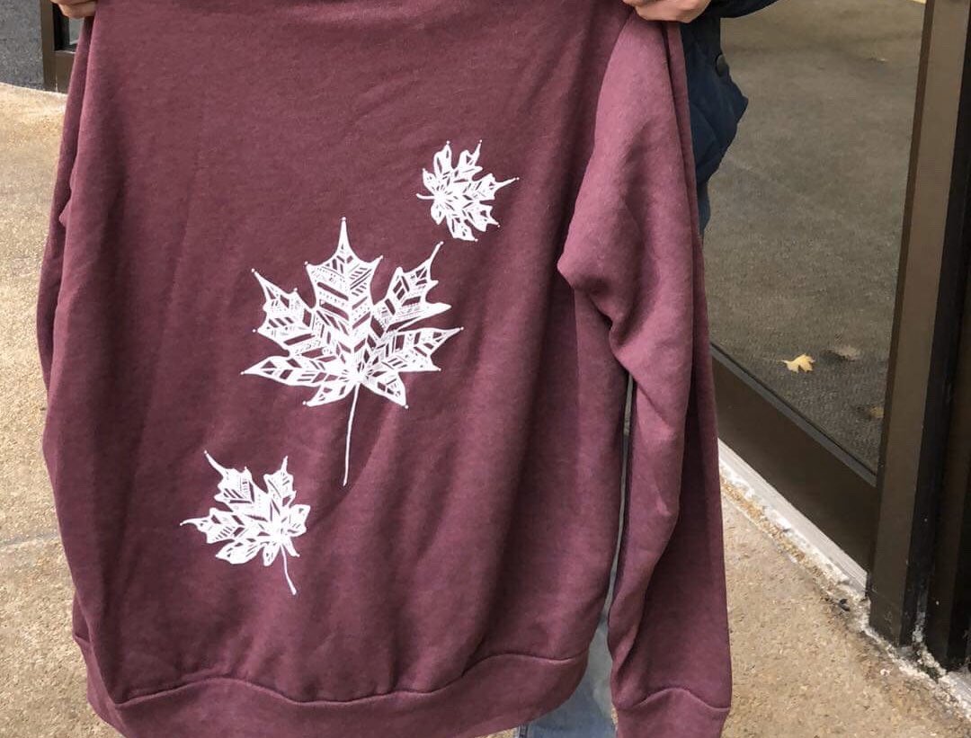 teachermrskhan's tweet photo. Good news!! Grateful to whoever found my lost @TheHivePrinting hoody that I bought from @circlecraft market yesterday and took it to the Royal Centre Mall security office. Thanks to @MargaretOW for checking for me! I am so happy I get to get to cozy up in this! #circlecraft https://t.co/iHNyOGUdo9