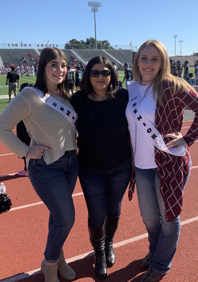 msrae2352's tweet image. It’s a beautiful day for our Senior Game! #HawkCheer