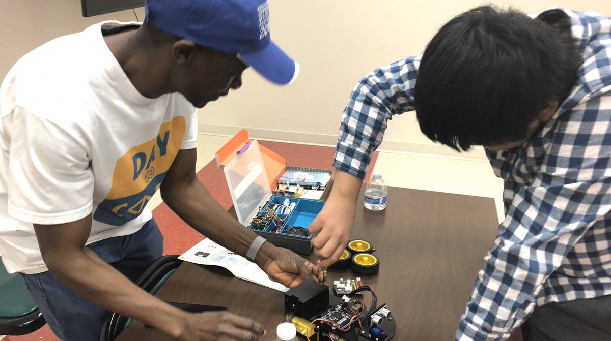 daytocode's tweet image. Our session from today’s Blue Collar with @mdstemfest. Participants took turn to assemble and load code to the robot car kit. @codepartnersmd @ebamba