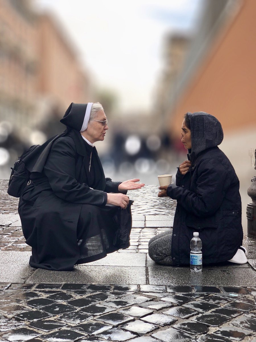 TomaszLysiak's tweet photo. Wczoraj pod murami Watykanu. Pośród śpieszącego się tłumu zobaczyłem taką scenę... Nie wiem jak się nazywa ta Siostra. Nie wiem z jakiego kraju pochodzi. Chciałbym Jej Podziękować. https://t.co/OHtHeyPfLa