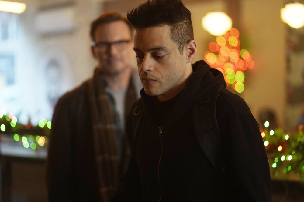 RamiMalekYeah's tweet photo. #spoliler
Promo photos - 'Mr. Robot' Episode 4.06 "406 Not Acceptable"
vera tells a tale. darlene gets an xmas surprise. elliot goes rogue.
Photo by: Scott McDermott/USA Network
#ramimalek #christianslater https://t.co/9uNCgyLql7