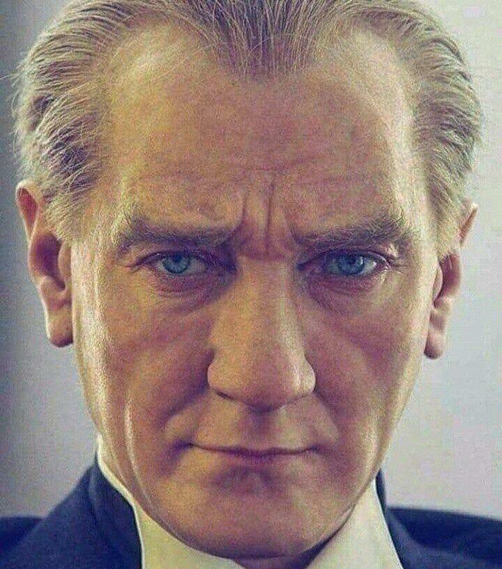 Pencereden baktığında güneşi esirgemiyorsa gökyüzü, birileri yaşadığınız günlerin bedelini ödediği içindir. (CS)
#10kasım 
Özlemle, minnetle