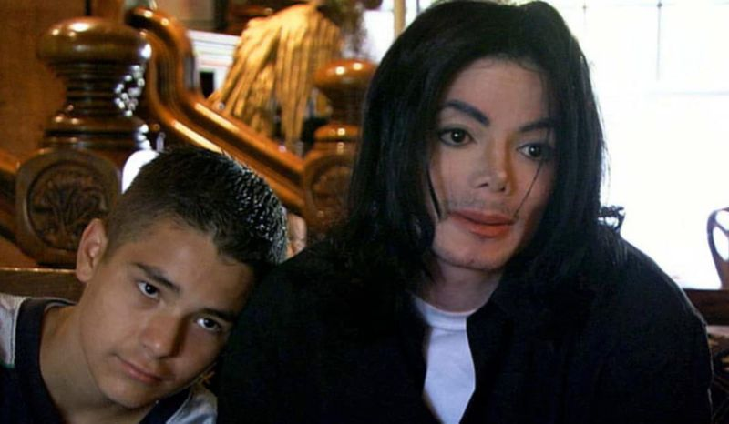 0pinion8d's tweet photo. ▪️#GavinArvizo was from a poor Latino family. He lived with his abusive father, mother, brother Star and sister Davellin.
#MJVictims #MJStanAbuse #LeavingNeverland https://t.co/xfh35B8bTj