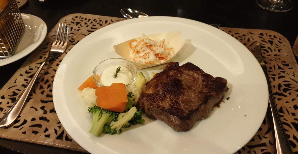 cruiselifestyl's tweet image. The food on @AmaWaterways is top notch. My friend @magsrivercruise is currently enjoying the Chef’s Table on AmaSerena ahead of the @CLIAUK River Cruise Conference 😋