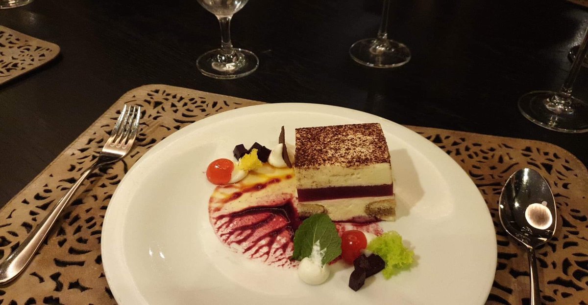 cruiselifestyl's tweet image. The food on @AmaWaterways is top notch. My friend @magsrivercruise is currently enjoying the Chef’s Table on AmaSerena ahead of the @CLIAUK River Cruise Conference 😋