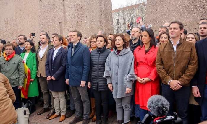 protestona1's tweet photo. Si en una mesa hay 10 personas y un nazi, entonces tienes 11 nazis. 
Refrán alemán. 

Mañana se vota fascismo o democracia. 
#L6Nalasurnas https://t.co/fTlbcdaVYm