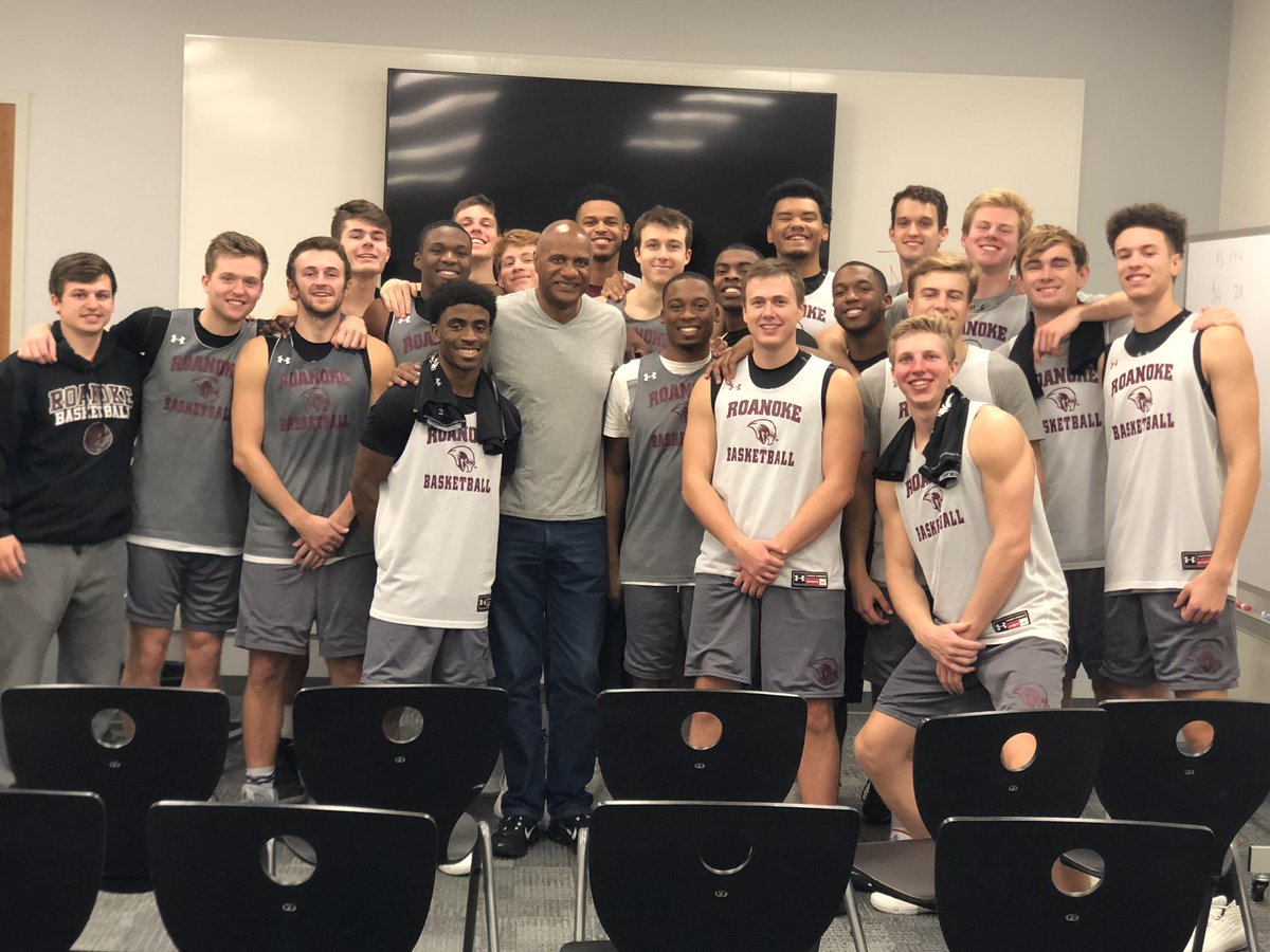 RoanokeMBB's tweet image. Thanks to former Roanoke great Kenny Belton for stopping by to speak with our guys today! Also special thanks to coach Frankie Allen for calling in to offer some words of wisdom before we begin our season! #GOAT #TeamTogether #Family