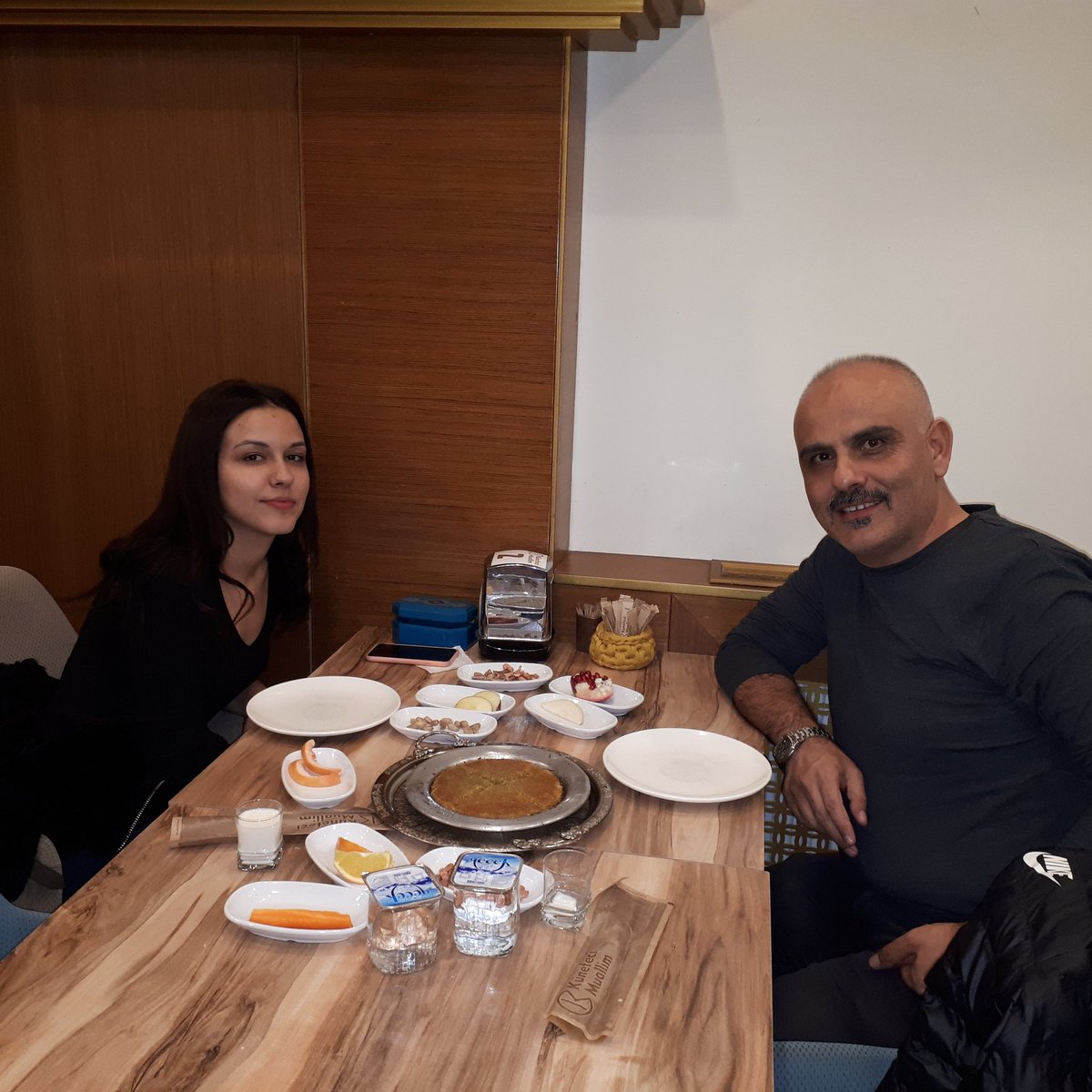 Ayşe Mor ve Ötesi konserinden sonra Künefe yemek istedi. :))