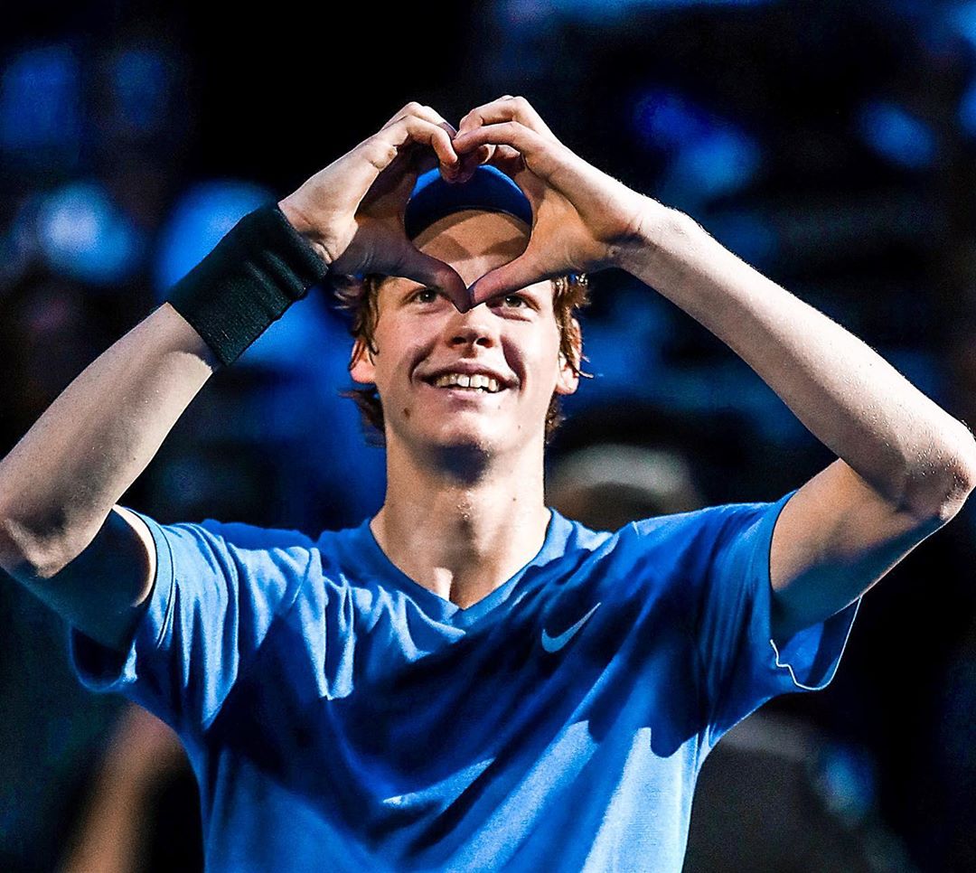 🎾 #Tennis | #NextGenATP

CHE MERAVIGLIA JANNIK! 😍👏🏼

Straordinario Jannik #Sinner 🇮🇹 che vince le #NextGenATPFinals di Milano battendo in 3 set (4-2 4-1 4-2) il n°18 al mondo Alex #DeMinaur 🇦🇺.

Il primo trionfo per la promessa più luminosa del tennis azzurro!