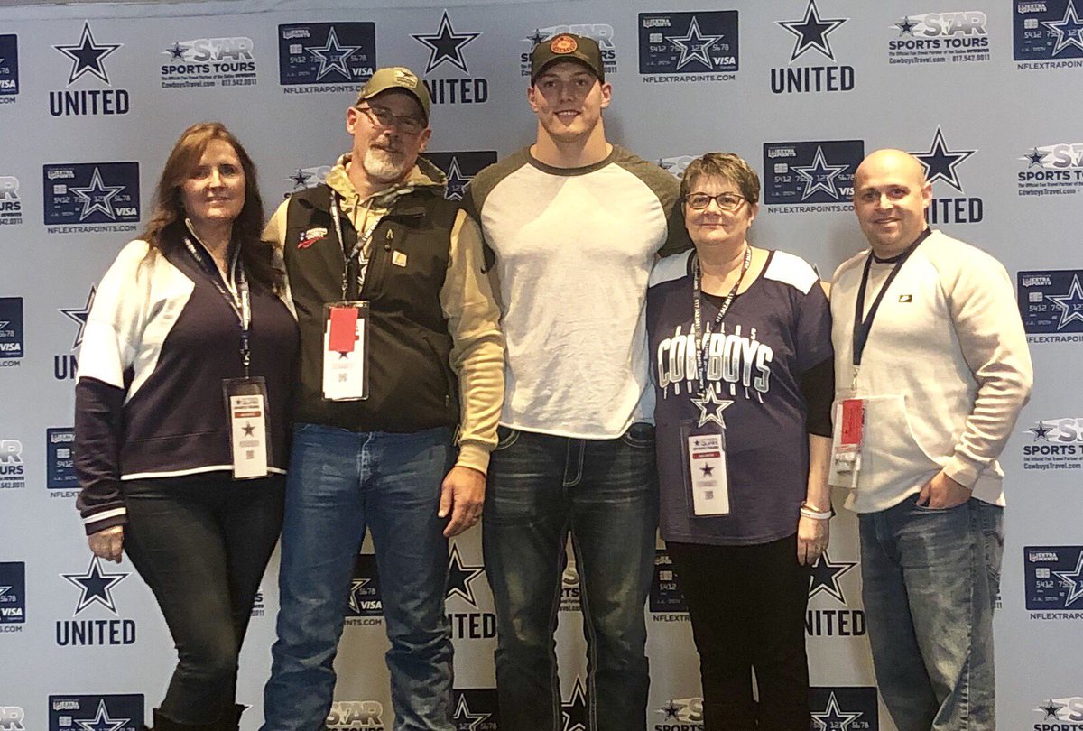 StarSportsTours's tweet photo. Exclusive photo op for our Wolf Hunter Package holders! Visit https://t.co/TMu3iVdlZF or call 817.542.0011 to reserve your spot today! #CowboysTravel #OnlyWithSST #CowboysNation #MINvsDAL #DallasCowboys #WolfHunter https://t.co/U1araW8DVg