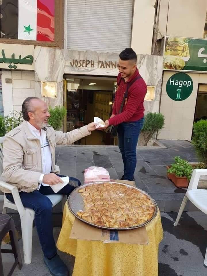 في سورية
حلب تحديدا
هذا (الكافر)المسيحي الارمني
يوزع الحلوى بمناسبة مولد نبي الله محمد (ع)
وكم (كافر ) فيك يا سوريتي