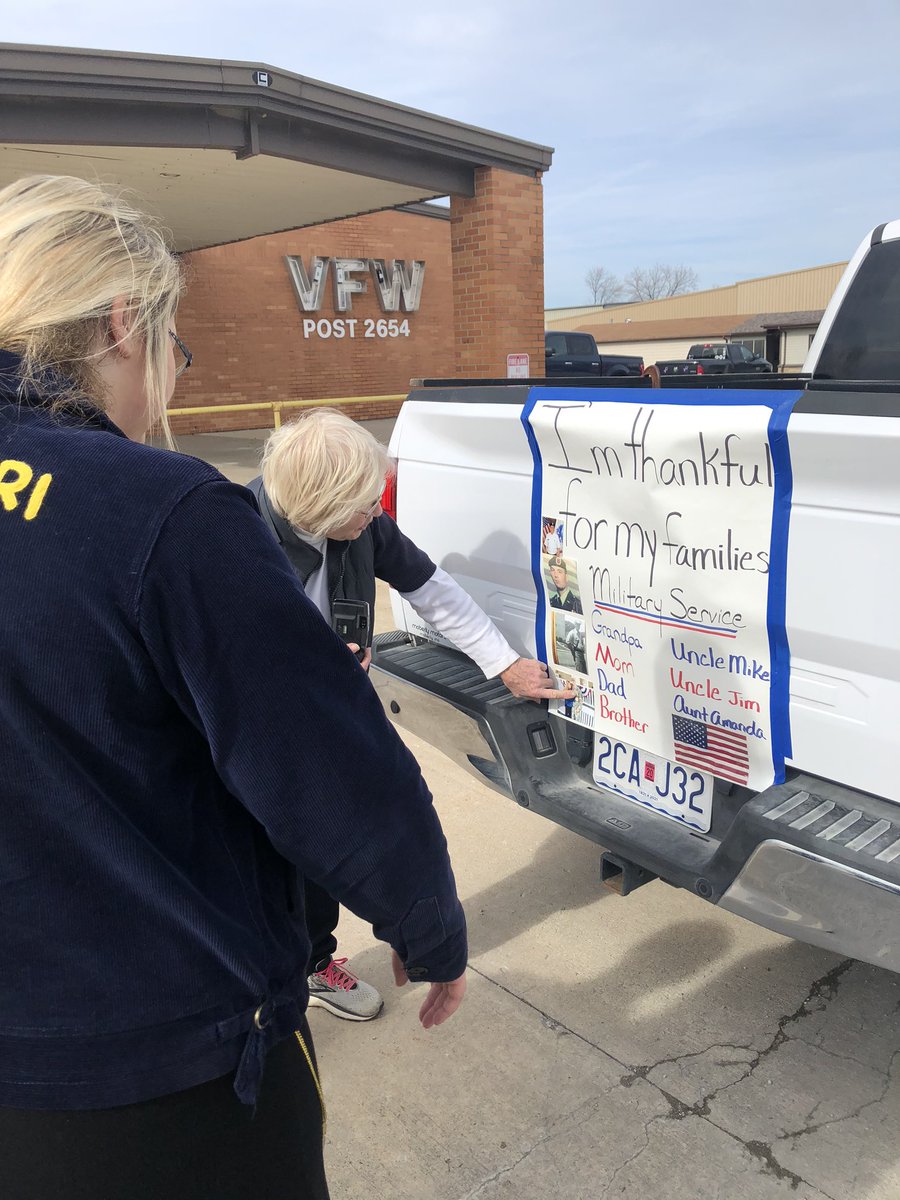 moberlyffa's tweet photo. Five members of the Moberly FFA helped the Veterans tape signs to their cars for the 2019 Veterans Day Parade! It was a great time! Thank you to our Veterans and current members of the Armed Forces! 
-Seton Miller, Reporter https://t.co/Mxg8gtqvU0