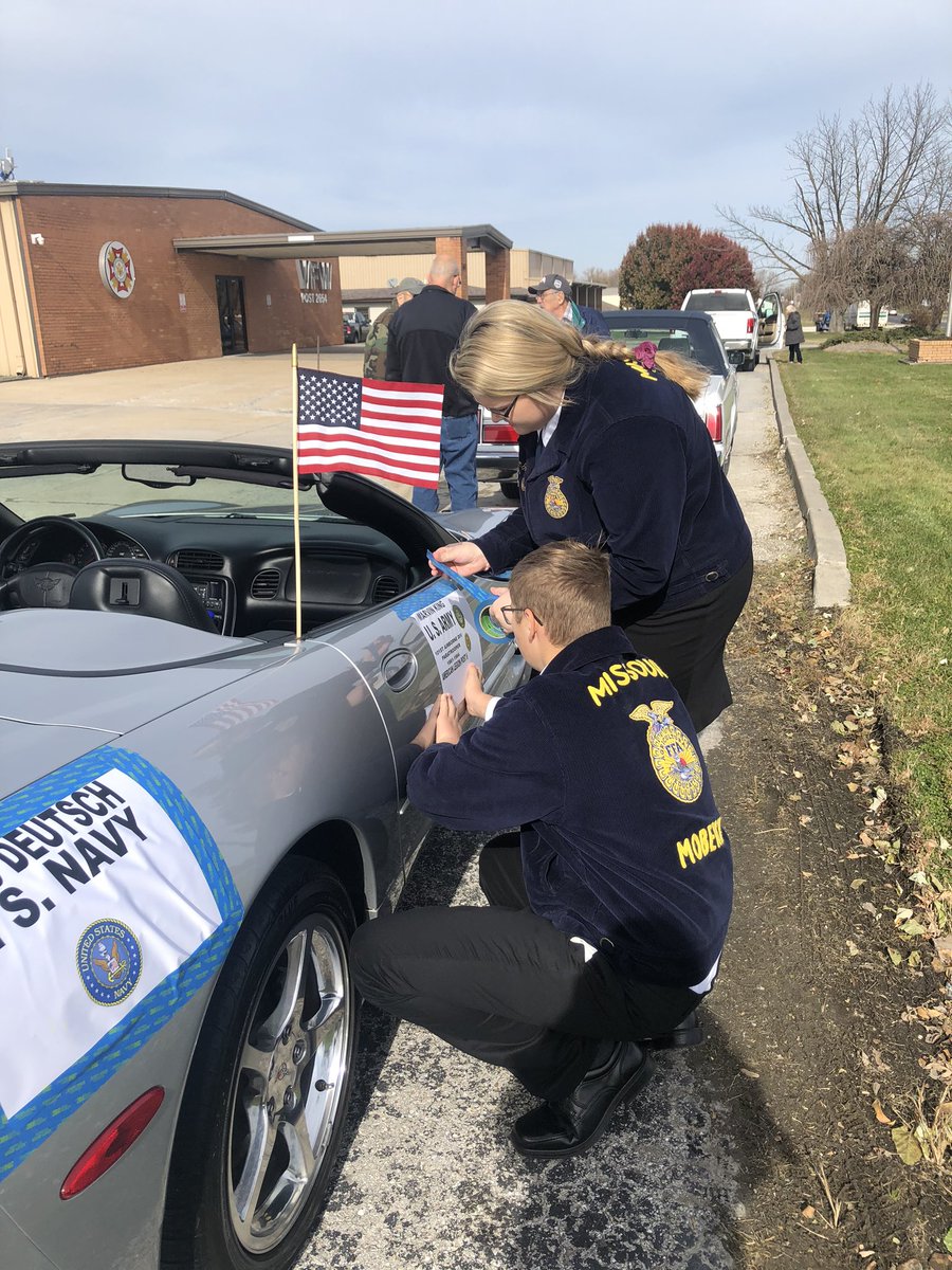 moberlyffa's tweet photo. Five members of the Moberly FFA helped the Veterans tape signs to their cars for the 2019 Veterans Day Parade! It was a great time! Thank you to our Veterans and current members of the Armed Forces! 
-Seton Miller, Reporter https://t.co/Mxg8gtqvU0