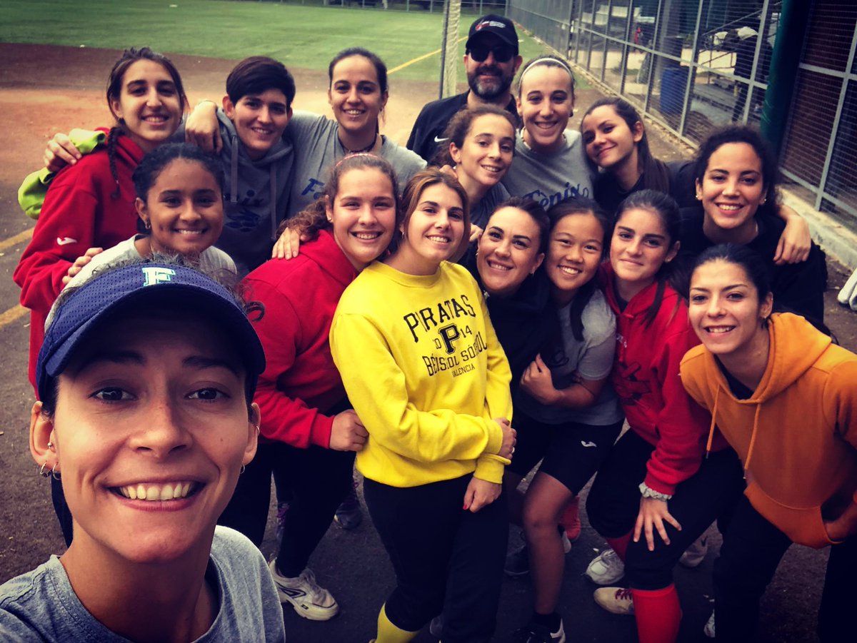 Resulta que a @martyloky  y a mí nos han dado la confianza para elegir a  13 jugadoras que representen a Valencia en el torneo de selecciones en el 90 aniversario de @fcbeisbolsoftbol 
El #sofbol me ha dado una de las mejores experiencias que he tenido.
Gracias chicas!!