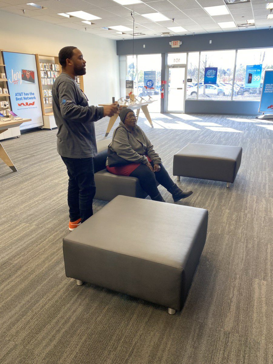Showing our customers the amazing things DirecTV can do for them. @attportablesel1 <a href="/Stacylynnnnnn/">Stacy Lynn</a> <a href="/danbostelman/">danbostelman</a>