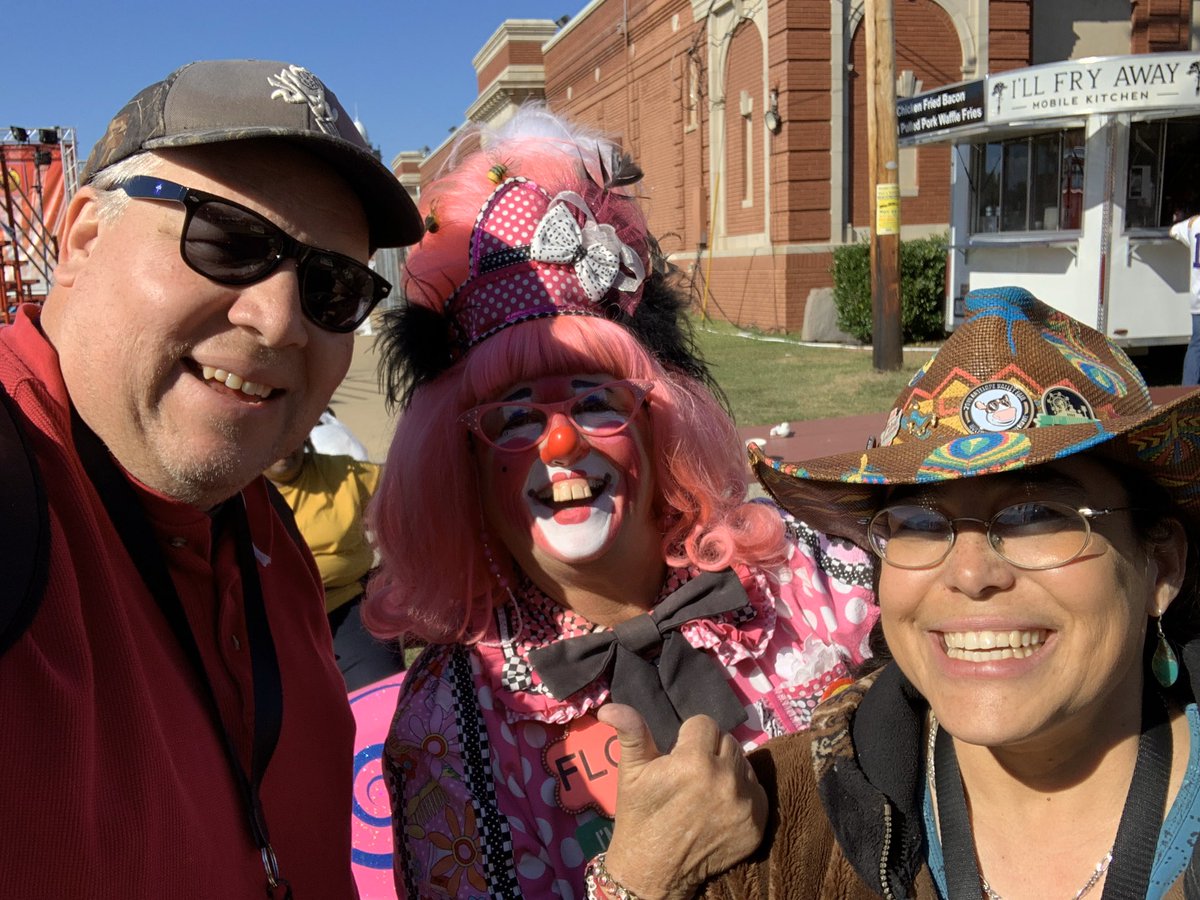 kwamie42's tweet photo. Having an absolute blast experiencing the State Fair of Louisiana in Shreveport, LA. More pics to follow. #agumbooffun #statefairoflouisiana #fairfun #fairfood #hiharolde #music #entertainment #nolacreations #fairfamily #fairgroupies https://t.co/XvJbOLnXNJ