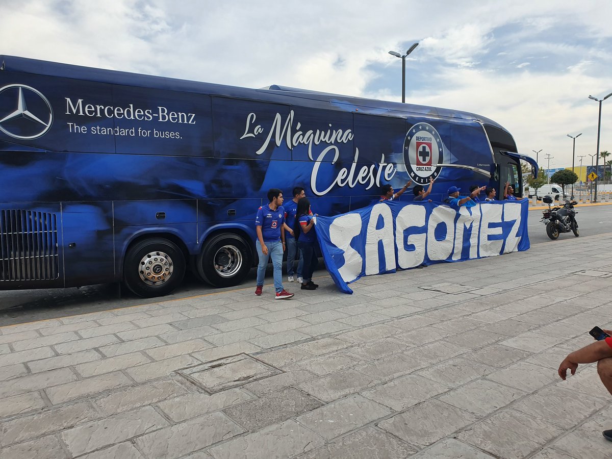 Ya en el aeropuerto para recibir al equipo.
#DondeQuieraQueVayasVoy #ConstruyendoLa9loria