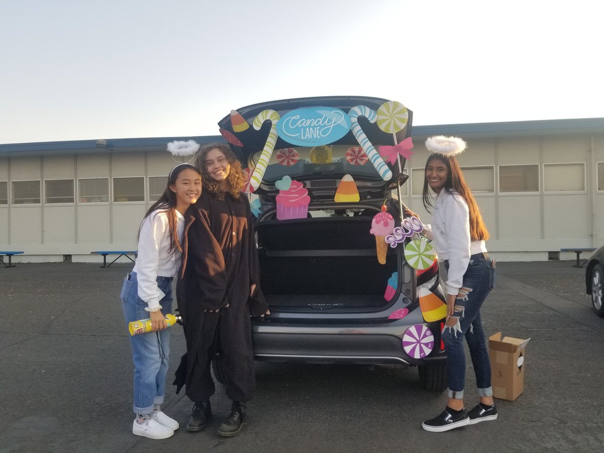 The leadership team from RHS volunteered and decorated some trunks. Thank you for coming! <a href="/leadloveinspire/">Araceli Lopez</a> <a href="/AnnaKyleElem/">Araceli Lopez</a> @rhsrodsquad #AnnaKyleRocks #trunkANDtreat #rhsrepresents