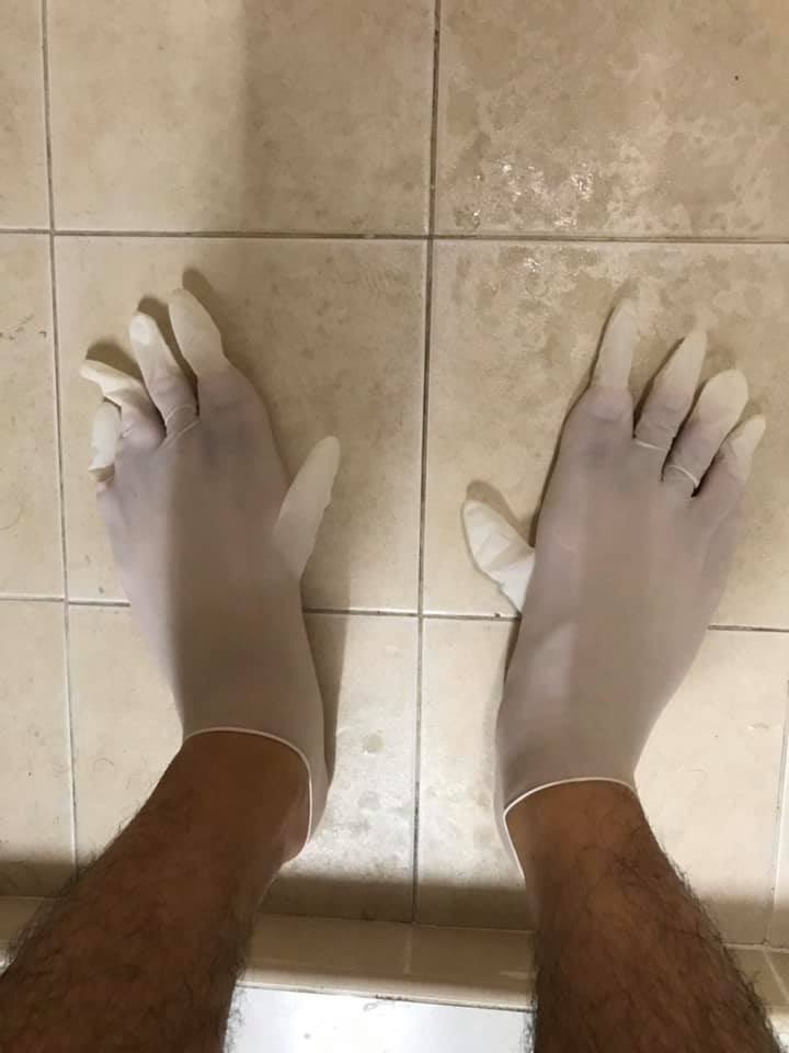 เพื่อนเราจะล้างห้องน้ำแต่ไม่มีรองเท้าบูทใส่เลยเอาถุงมือมาใส่แทนกูจะร้อง อีเวงเหมือนมนุษย์ต่างดาว555555555555555555