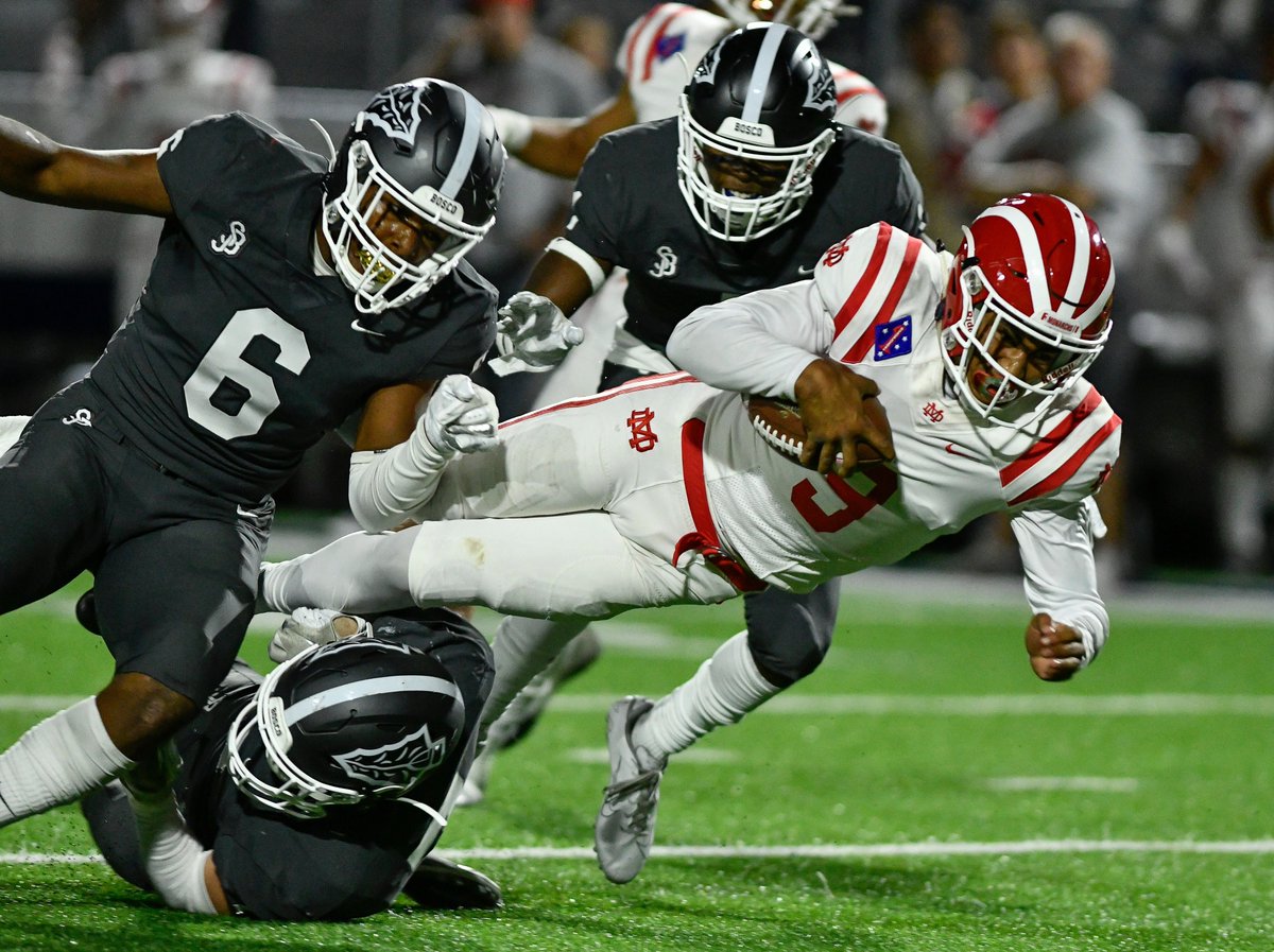 usatodayhss's tweet photo. Super 25 Regional 🏈 Rankings: WEST

1⃣ @MDFootball
2⃣ @boscofootball
3⃣ @StLouisHawaii

FULL RANKINGS ➡️: https://t.co/EWWsmiVWRe

📸: Robert Hanashiro (@SptShtr_Bert) https://t.co/JuM0EHh1iS