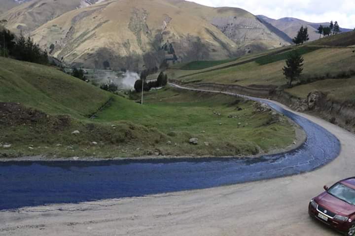 VinicioColomaR's tweet photo. Se dió inicio con la imprimación, previa colocación de Doble Riego Asfáltico, en la vía que une a las Comunidades de Larcaloma, Quindigua Central y Pucarapamba, 7kms; obra que se construye con el apoyo comunitario.
#ElTrabajoContinúa #SeguimosCumpliendo https://t.co/YgeaVvJX1U