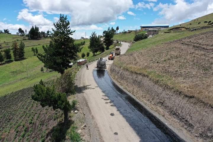 VinicioColomaR's tweet photo. Se dió inicio con la imprimación, previa colocación de Doble Riego Asfáltico, en la vía que une a las Comunidades de Larcaloma, Quindigua Central y Pucarapamba, 7kms; obra que se construye con el apoyo comunitario.
#ElTrabajoContinúa #SeguimosCumpliendo https://t.co/YgeaVvJX1U