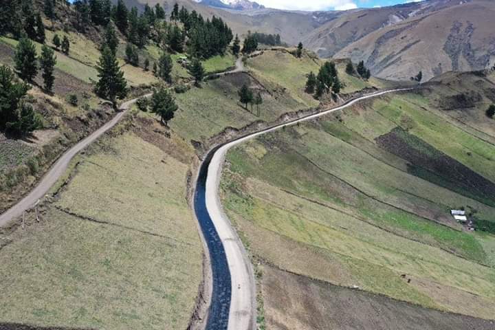 VinicioColomaR's tweet photo. Se dió inicio con la imprimación, previa colocación de Doble Riego Asfáltico, en la vía que une a las Comunidades de Larcaloma, Quindigua Central y Pucarapamba, 7kms; obra que se construye con el apoyo comunitario.
#ElTrabajoContinúa #SeguimosCumpliendo https://t.co/YgeaVvJX1U