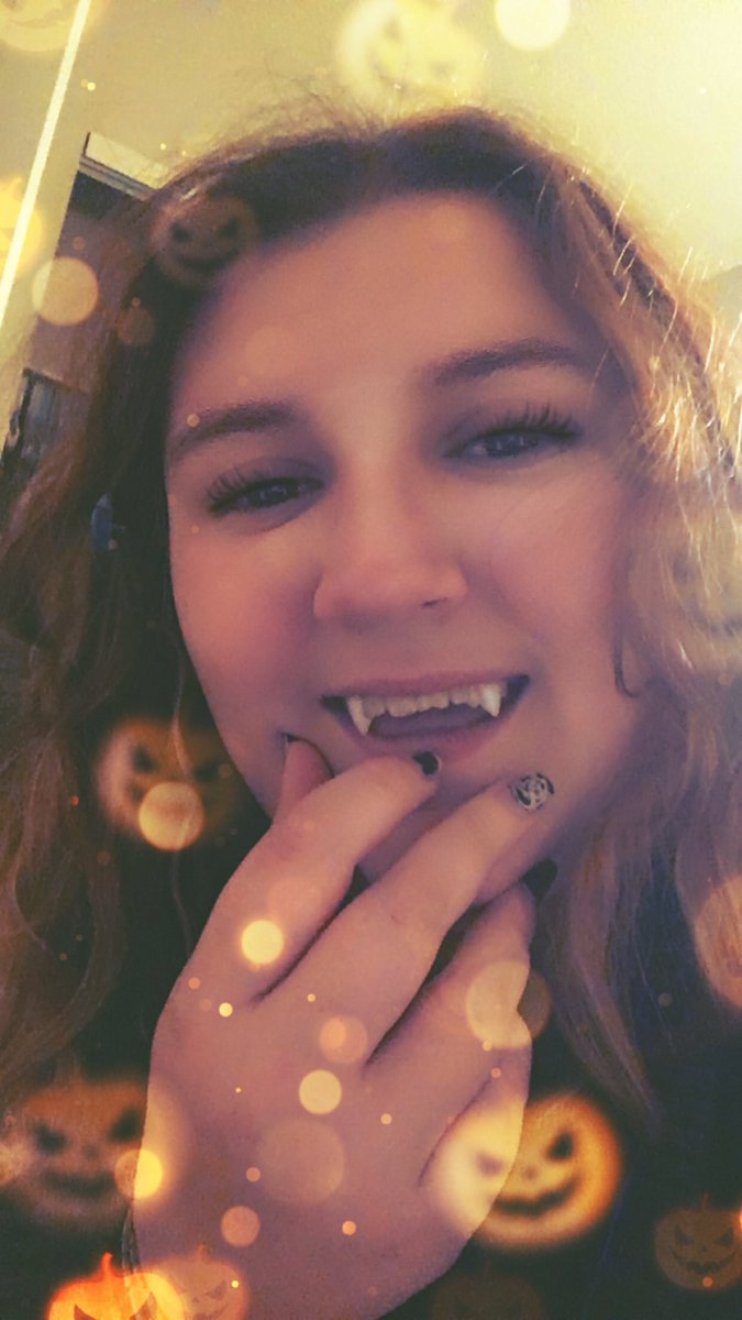 kawaii_uke_'s tweet photo. I got vampire teeth for Halloween https://t.co/7ZlA8eRQCX