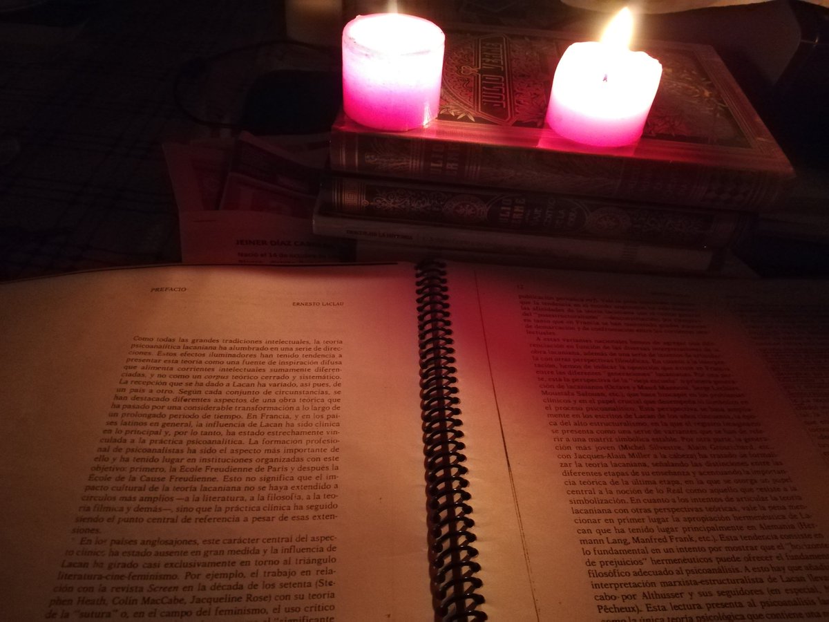 JEIING's tweet photo. Cuando se va la luz y en vez de renegar, Empiezas a recordar con nostalgía que creciste leyendo con la luz de la luna y unas cuantas velas. 🌜🕯️📖🕯️🌛 https://t.co/aNWnFsAFse