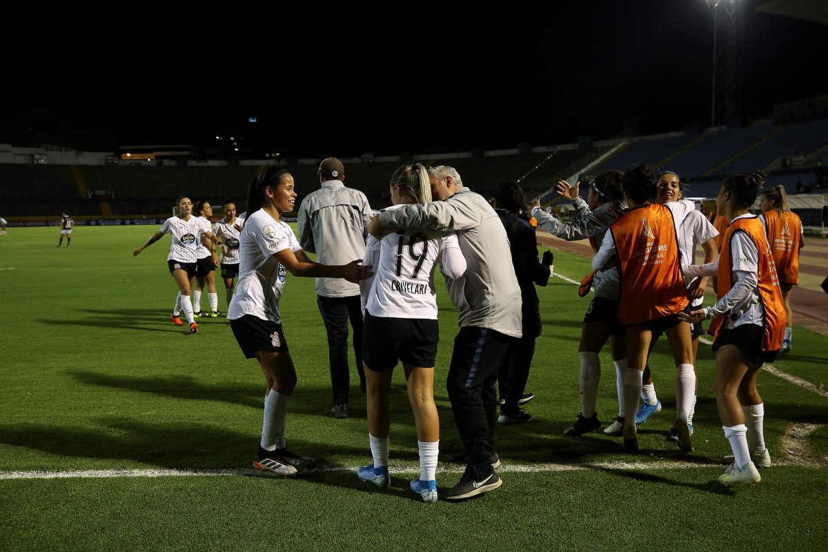 FIFAWWC's tweet photo. ⚪️⚫️ ‘The Big Team’ have the big title

🇧🇷 @SCCPFutFeminino beat state rivals Ferroviaria 2-0 to win the @LibertadoresFEM trophy

⚙️ The team that set a 🌎 world-record winning streak last month is an absolute machine❕

#Libertadores | #VaiCorinthians https://t.co/7nZPgSQCGm