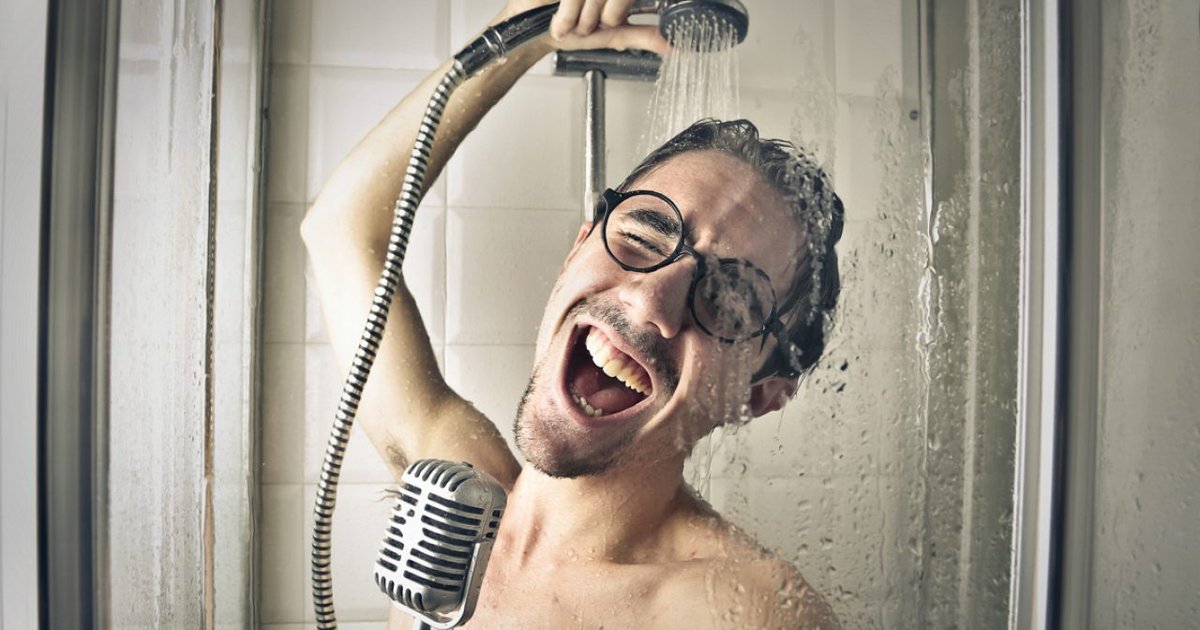 Петь в душе. Sings in the shower. Петь в душе. Sings in the shower. Человек поет в душе.