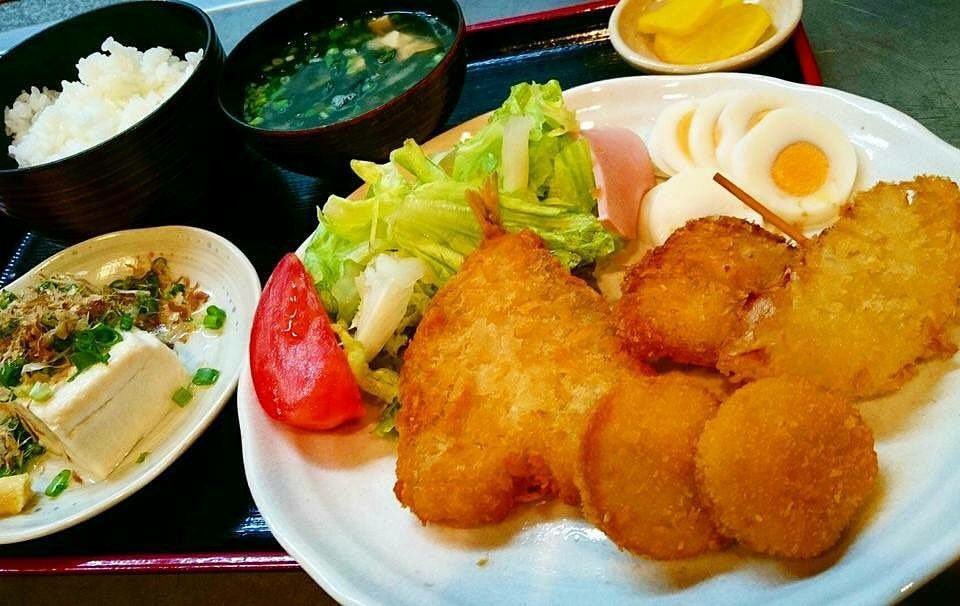 teppanyaki_'s tweet photo. おはようございます❗
本日の日替わりは、フライ盛り合わせです⤴
イカフライ、アジフライ、ホタテ風、玉ねぎです⤴
ご飯おかわり無料❗❗
15時までソフトドリンク付き
#日替わり定食 #ホタテ風 #イカフライ #チキンカツ # #玉ねぎ #大阪 #お好み焼き #お好み焼き浜ちゃん #paypay https://t.co/KEEfwNJVCj