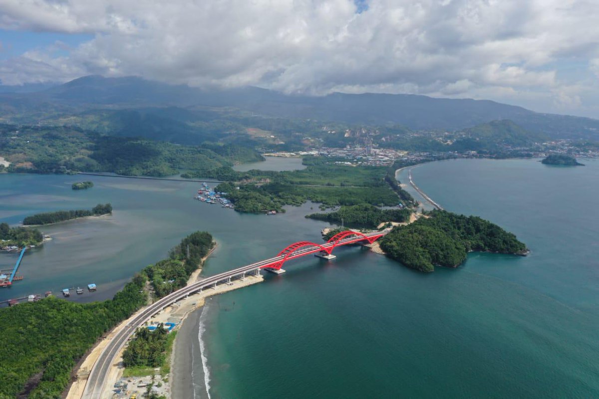 Ikon baru Papua, Jembatan Youtefa, yang saya resmikan kemarin. Membentang di atas Teluk Youtefa, Jayapura, jembatan ini dibangun sejak 2015 dengan biaya Rp1,8 T. 

Jembatan Youtefa memangkas waktu perjalanan ke arah perbatasan, dan jadi destinasi wisata baru di Papua.