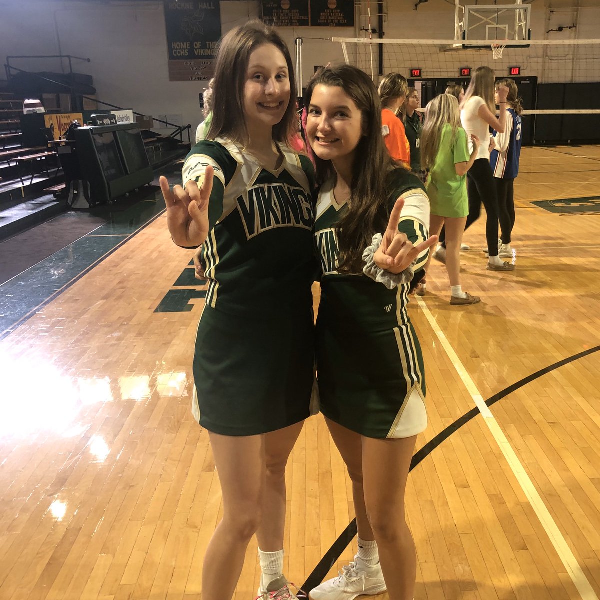 ACCHSVikings's tweet photo. #VikingSpirit Happy Halloween from the ACCHS Vikette Volleyball Team! 💛🎃💚 @ACCHS_Athletics @VikettesVball https://t.co/dxAFTOf0D5