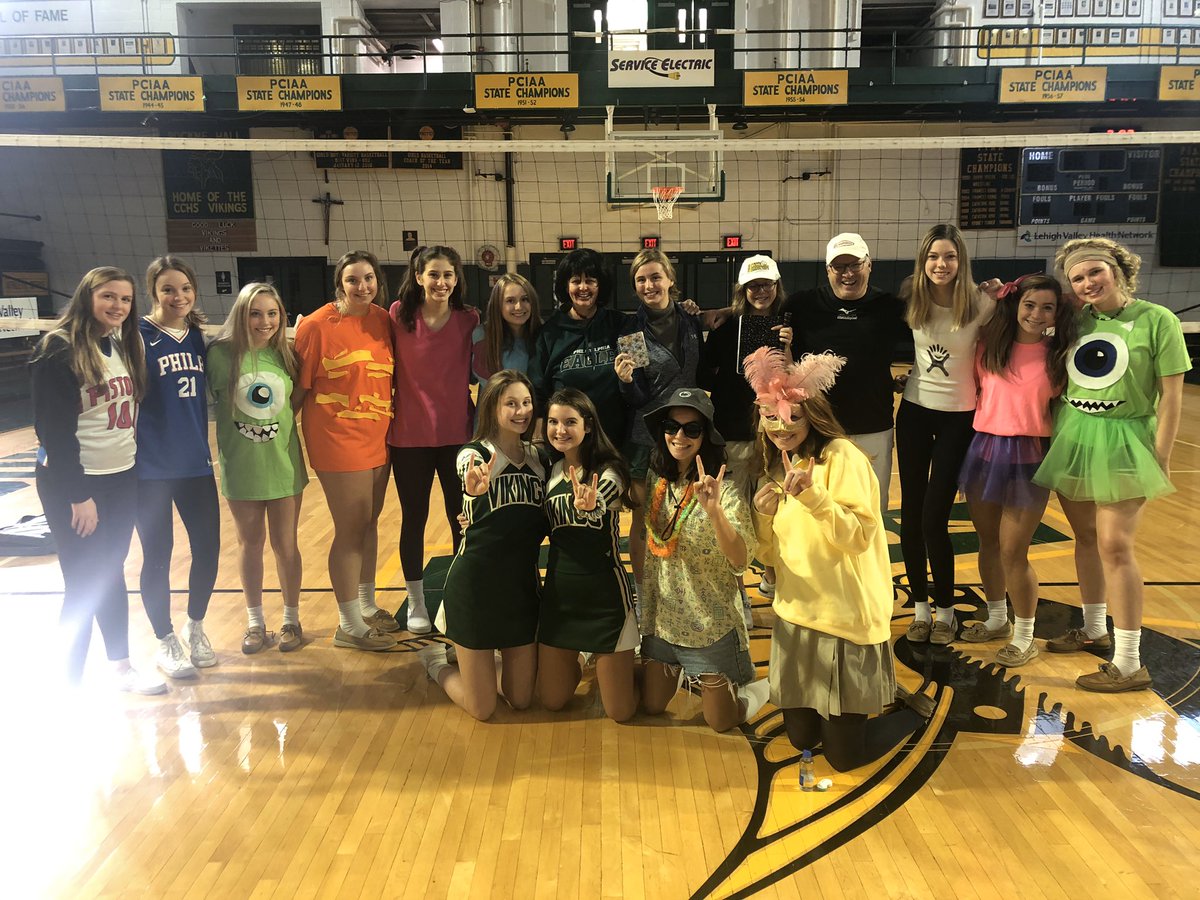 ACCHSVikings's tweet photo. #VikingSpirit Happy Halloween from the ACCHS Vikette Volleyball Team! 💛🎃💚 @ACCHS_Athletics @VikettesVball https://t.co/dxAFTOf0D5