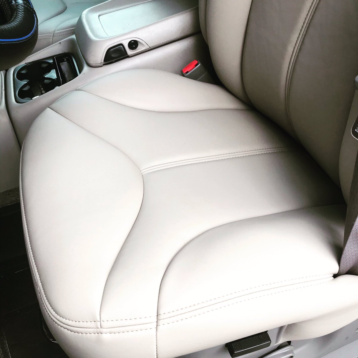 NextLevel407's tweet photo. Looking for OEM leather to replace the old and cracked seats in your vehicle?
Stop in for your free quote—> 87 W Michigan St.
#orlandoflorida
#sododistrictorlando #customseats #orlandocardealer #newseats #customcars #likenew #orlandofl https://t.co/ww4i1gReAR