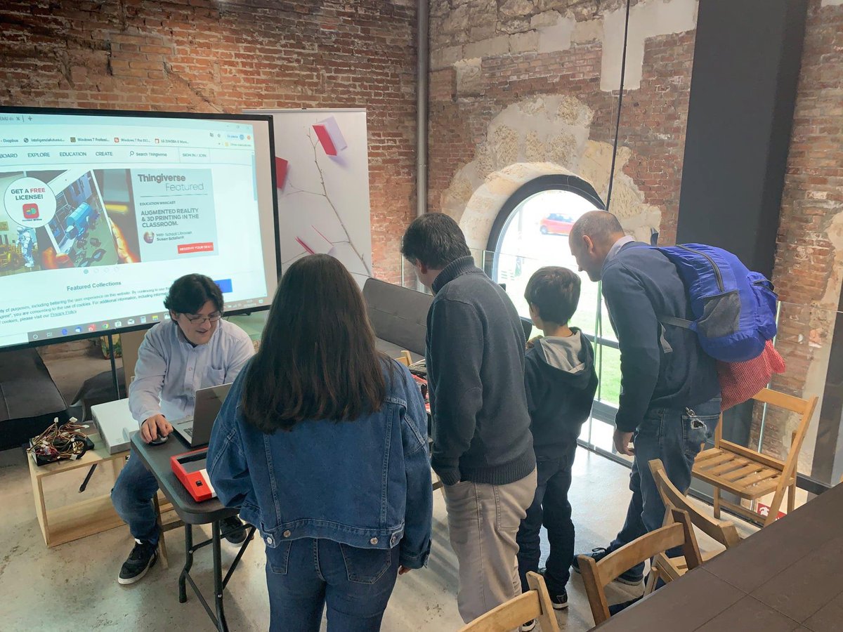 Retroland_es's tweet photo. Aprendiendo en la Charla #impresion3D y #videojuegos del Domingo 27 en #Burgoscomiclab.
#Bamf! 2 #Burgos #Cómic @LaEstacionBur
Organiza @LibrerosBURgos con colaboraciones de @Sera_gare @PlayBurgos @_Aesclick_ @unratedcomics @ColCientificos @escuelacid #RETROGAMING #exposición https://t.co/8VRkY6k1wU